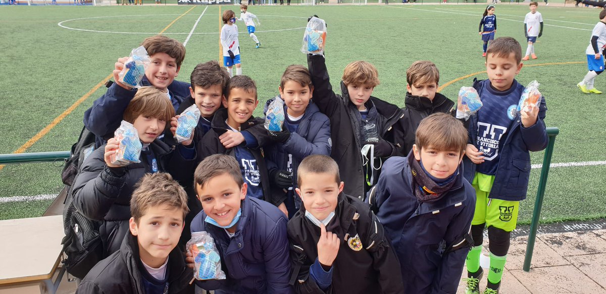 Día de dulce! Nuestro jugador Álvaro Lucio, del Benjamín A, ha regalado a sus compañeros unas galletas con forma de la camiseta del #ClubFDE!

QUE PINTA🥰