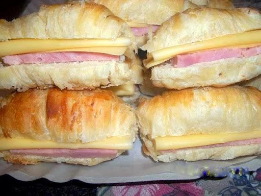 clubdelbajon's tweet photo. Una docena de medialunas con jamón y queso por favor https://t.co/N76opSxX0X