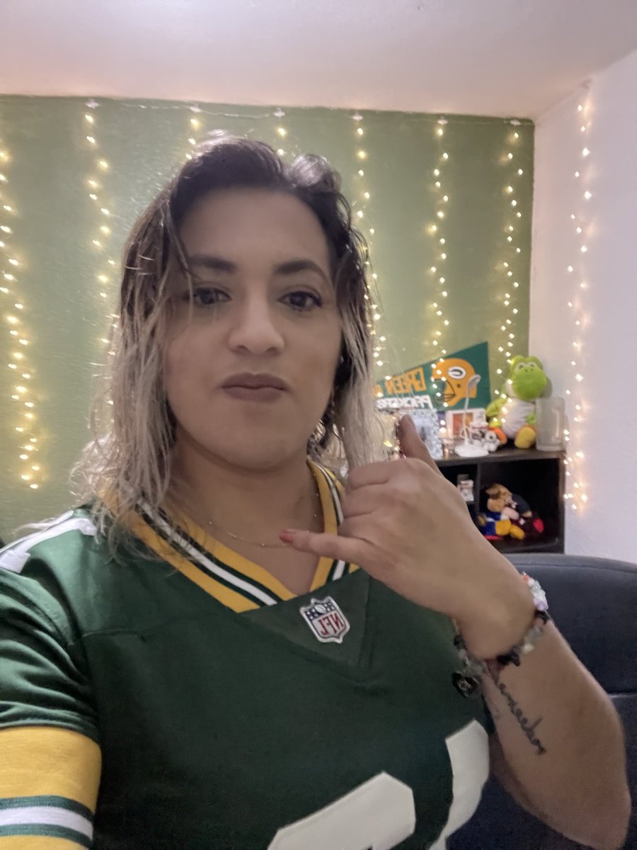 Pamolitas's tweet photo. Hoy ganan los Packers!!!! #gopackgo #packers #GBvsSF #packergirl #cheesehead https://t.co/w7yJGLa1fq