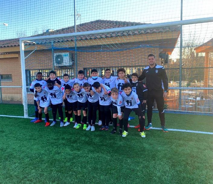 CanteraIllescas's tweet photo. Victoria del Alevín B ⚽️⚽️⚽️

Nuestro equipo ha ganado 4-1 al Juventud Parla en un partido donde el equipo supo imponerse y hacer un partido de 10 tanto en ataque como en defensa.

Este equipo va sumando poquito a poco pero sin parar 💪🏼

#CanteraIllescana https://t.co/I4mcfKsKuL