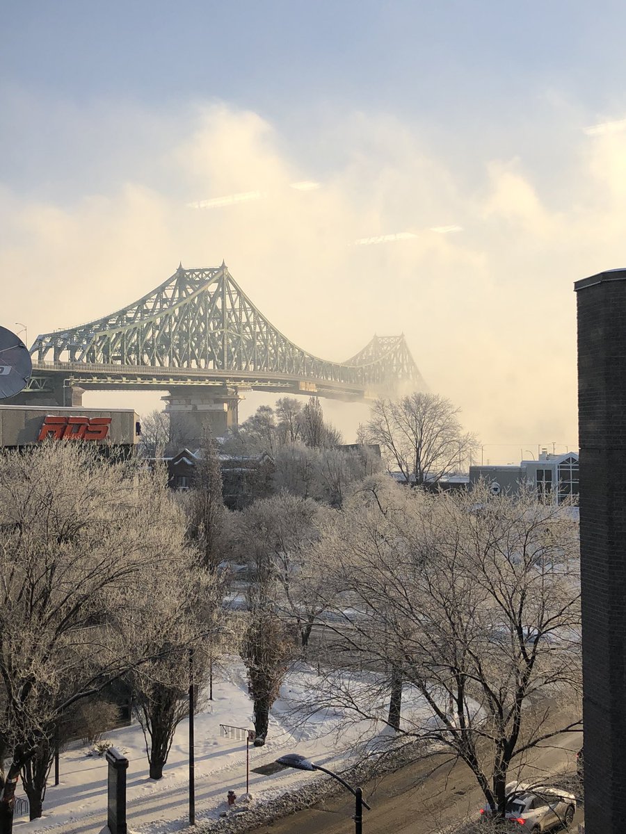 CAubry_MM's tweet photo. Fumée de mer arctique ce matin, alors que plus tôt en matinée le pont Jacques-Cartier était à peine visible. #mtl #mm https://t.co/FBNzWjGdDJ