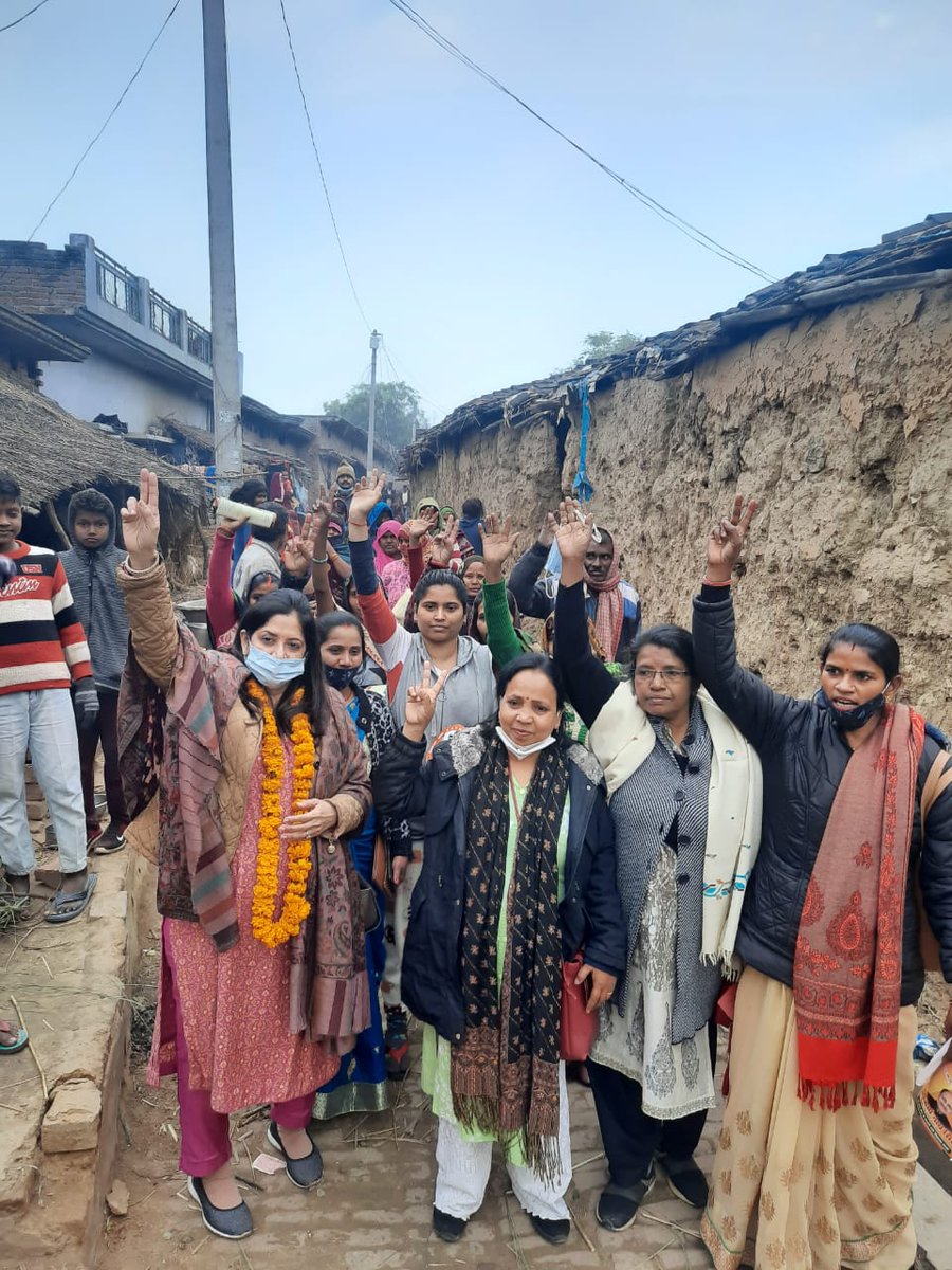 DeepmalaSrivas6's tweet photo. आज  प्रयागराज पश्चिमी विधानसभा गांव में मनन्नीय मंत्री सिद्धार्थ नाथ सिंह जी की धर्म पत्नी डॉ नीता सिद्धार्थ सिंह जी पुनः भाजपा की सरकार योगी आदित्य नाथ जी के नेतृत्व में सरकार बनाने की अपील की  दीपमाला श्रीवास्तवा ,इभा जी की भी उपास्तिथि रही।
#bjp4up
#sidharthnathsinghmantri https://t.co/cPUM9g4nkn