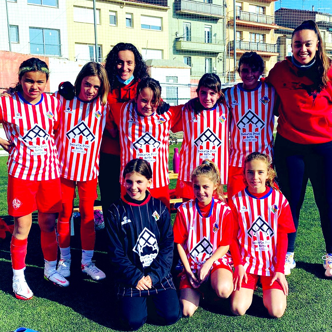 DolceriaP's tweet image. Donant suport a l'aleví femení del @ceberga1913 aquest dissabte. Ara ens espera una segona volta que promet ser molt divertida. Us animem a seguir aquest equip, disfrutareu!
#patrocinemsomnis🔴⚪️🔴⚽️ 
#campiones #futbolfemeni