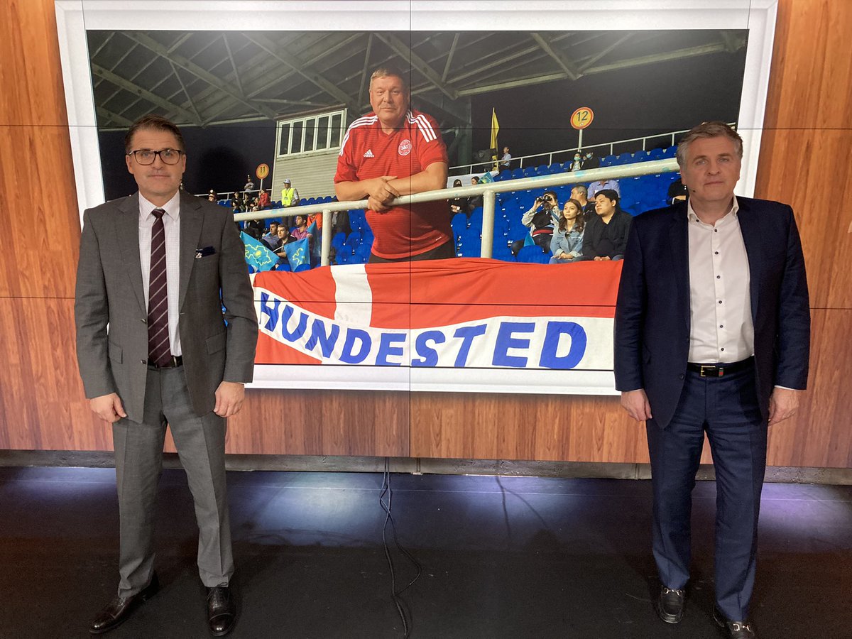 NielsChrFred's tweet photo. Verdens bedste fodboldfan er med i vores studie i dag 🇩🇰⚽️😥 Du var et fantastisk menneske, Steen❤️ #hundested @TV3sportPL @dbulandshold #steenandersen https://t.co/Y0giOWli4B
