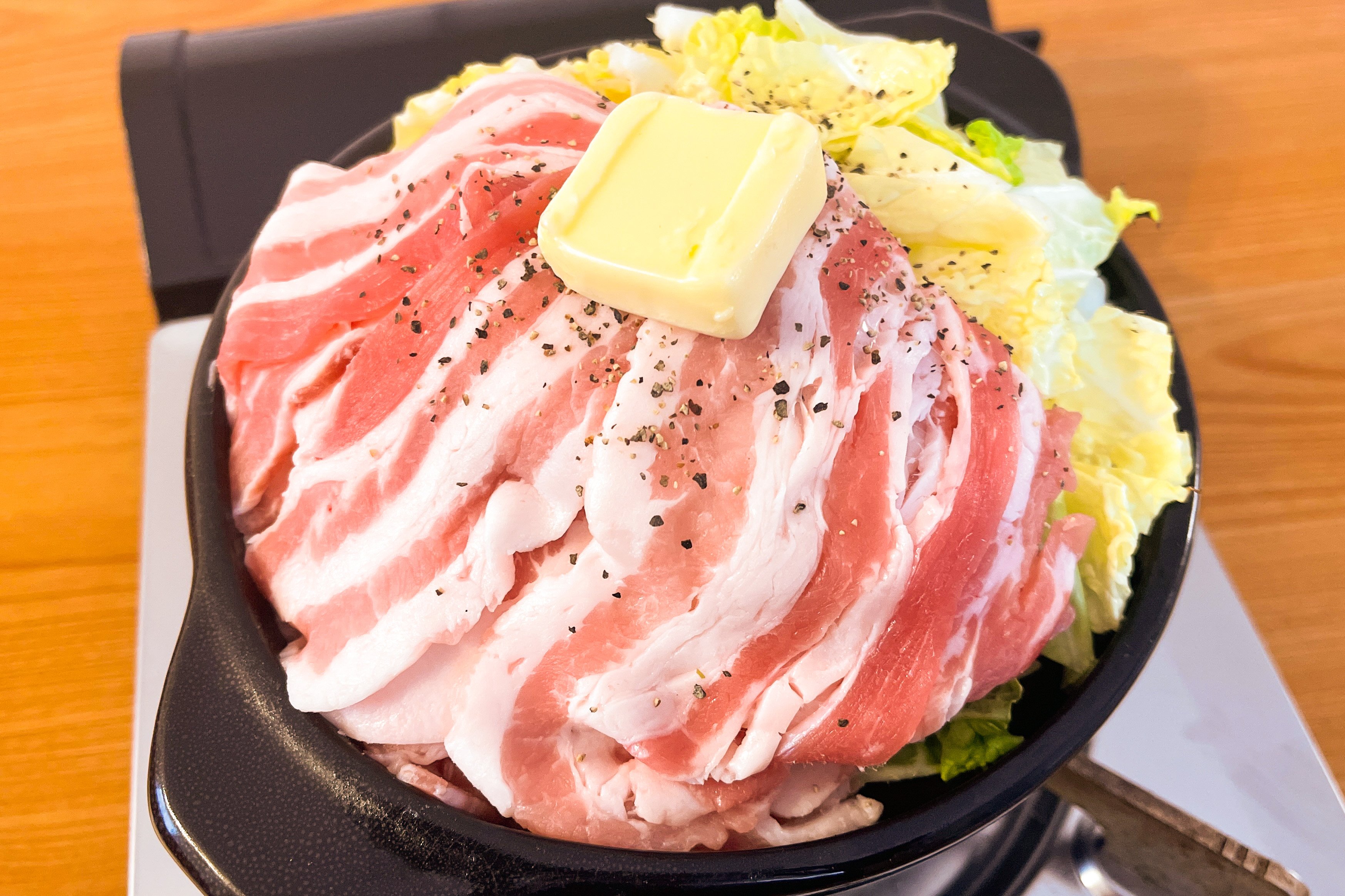 まるみキッチン 簡単レシピ 豚バラと白菜の無水クリームなべ 牛乳300mlに鶏がら大さじ1まぜる にカットした白菜1 8加える 豚ばら肉0gを敷き詰めバター1かけのせたら加熱して完成 水を一切使用してない悪魔的なクリーミーさをぜひお試し