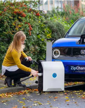 vaielettrico's tweet image. E se la ricarica per l'auto elettrica #EVs l'avessimo sempre con noi, in una power-bank che porti a spasso come un trolley? L'idea è della #startup @ZipCharge GO: in mezz'ora immette 4 kWh nella tua batteria. Ovunque🔌⬇️

vaielettrico.it/zipcharge-go-l…