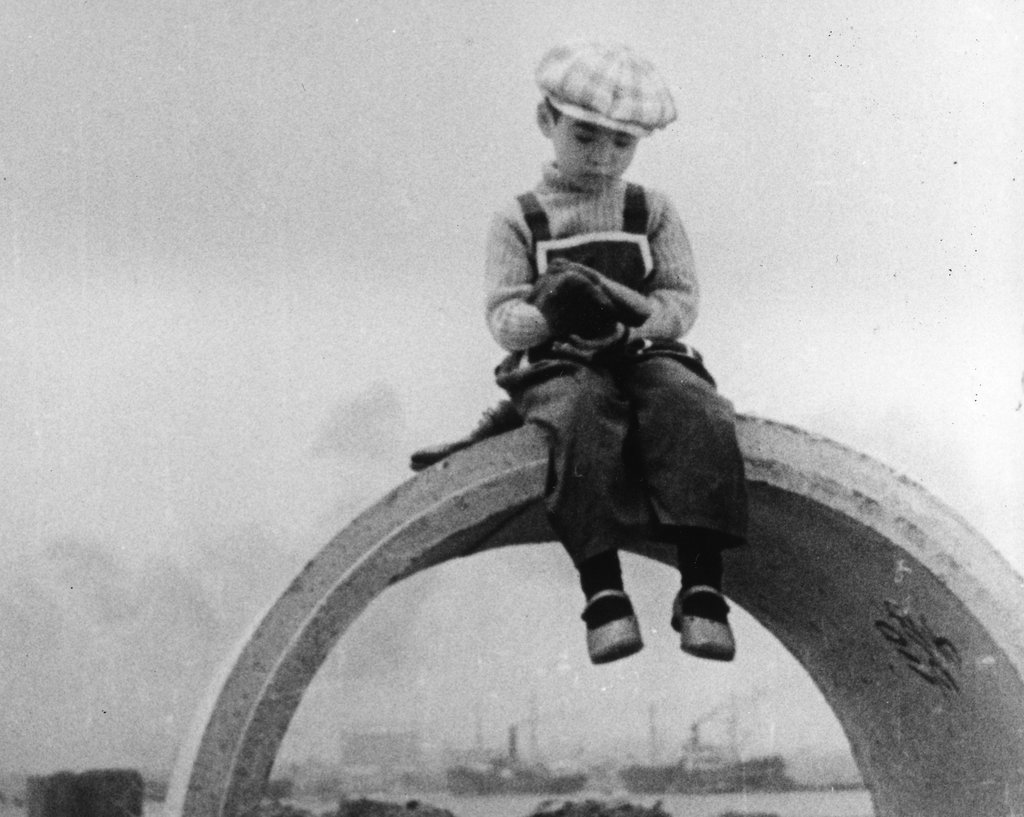 Mike_McManaman's tweet image. #MikeReviewsFilms

Every-Night Dreams (1933)

Gender roles, the working class, systems that keep people down, single mothers, deadbeat dads, &amp;amp; crime. It&apos;s all here. Stylishly edited and shot in this 65-minute silent film. 

Enjoying Criterion&apos;s Silent Naruse.

#EclipseSeries