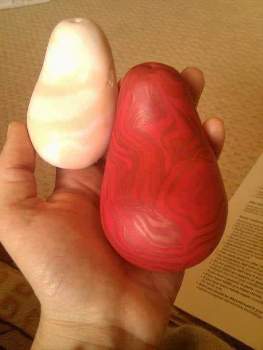 MsCiencia2's tweet photo. Réplicas en tamaño natural de un útero que no está menstruando (blanco), y el  otro que sí lo está (rojo). 

La imagen es de gran utilidad para comprender el por qué la mujer se siente hinchadas y/o pesadas al inicio del sangrado menstrual. https://t.co/HRcz6DSdaF