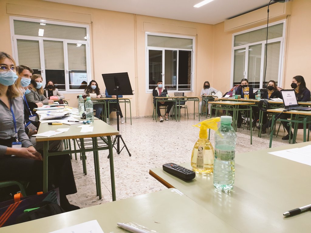 gperezalonso's tweet photo. Feedback a los debatientes después de un gran debate de nivel. #VIITorneoDebate @Feducaci_madrid #APRORA https://t.co/SZiW6iFUSm