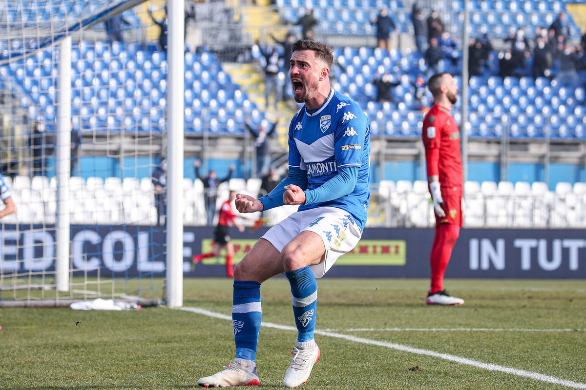 BresciaOfficial's tweet photo. 🎙#Jagiello: "In casa dobbiamo migliorare alcuni piccoli dettagli che fanno la differenza. Questa squadra si allena bene e sono convinto miglioreremo anche al Rigamonti. Siamo comunque secondi in classifica". 💥💙
#BRETER
#SerieBKT
#Forzabrescia⚪️🔵🦁 https://t.co/JHXj4dNZv4