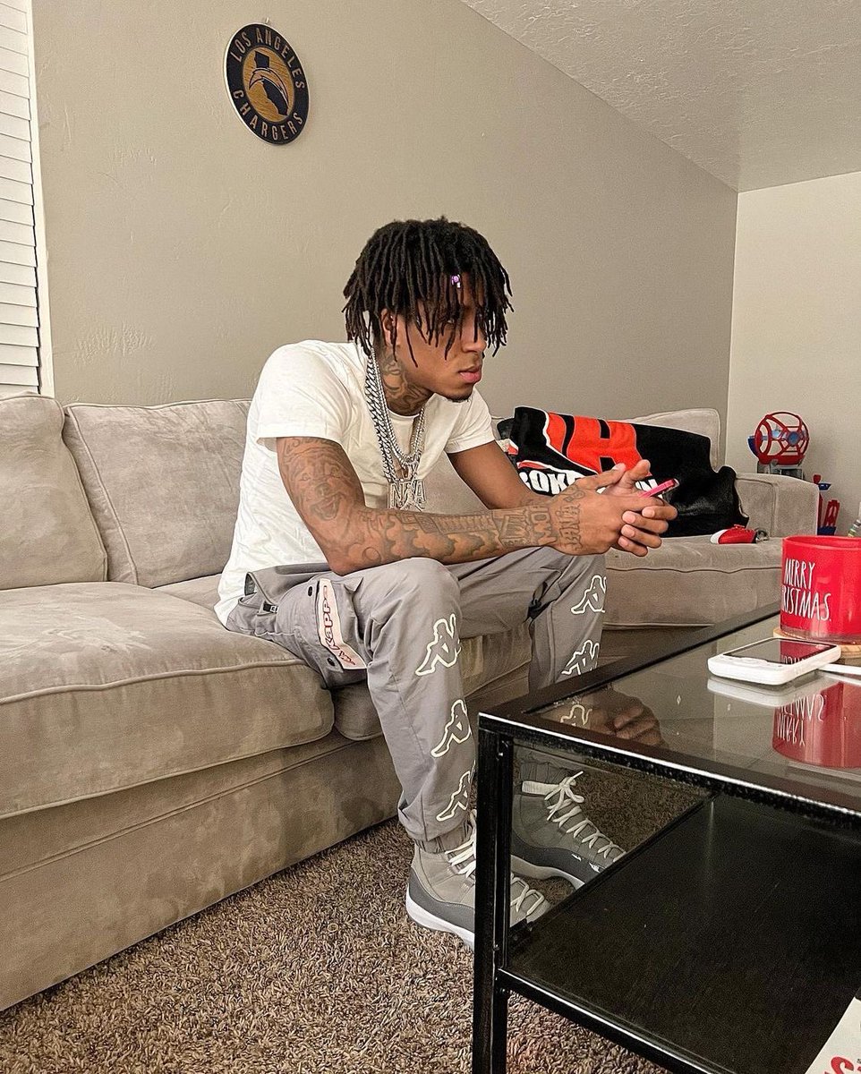 GGY0UNNGB0Y's tweet photo. PSA: A select few songs probably (maybe) will drop from now until then but Top will not be seen or heard from into his album approximately #6months from now we have some amazing songs for you thank you for everything #HealingTime #RockPeace #ForeverBro https://t.co/H0E9RRS0ME