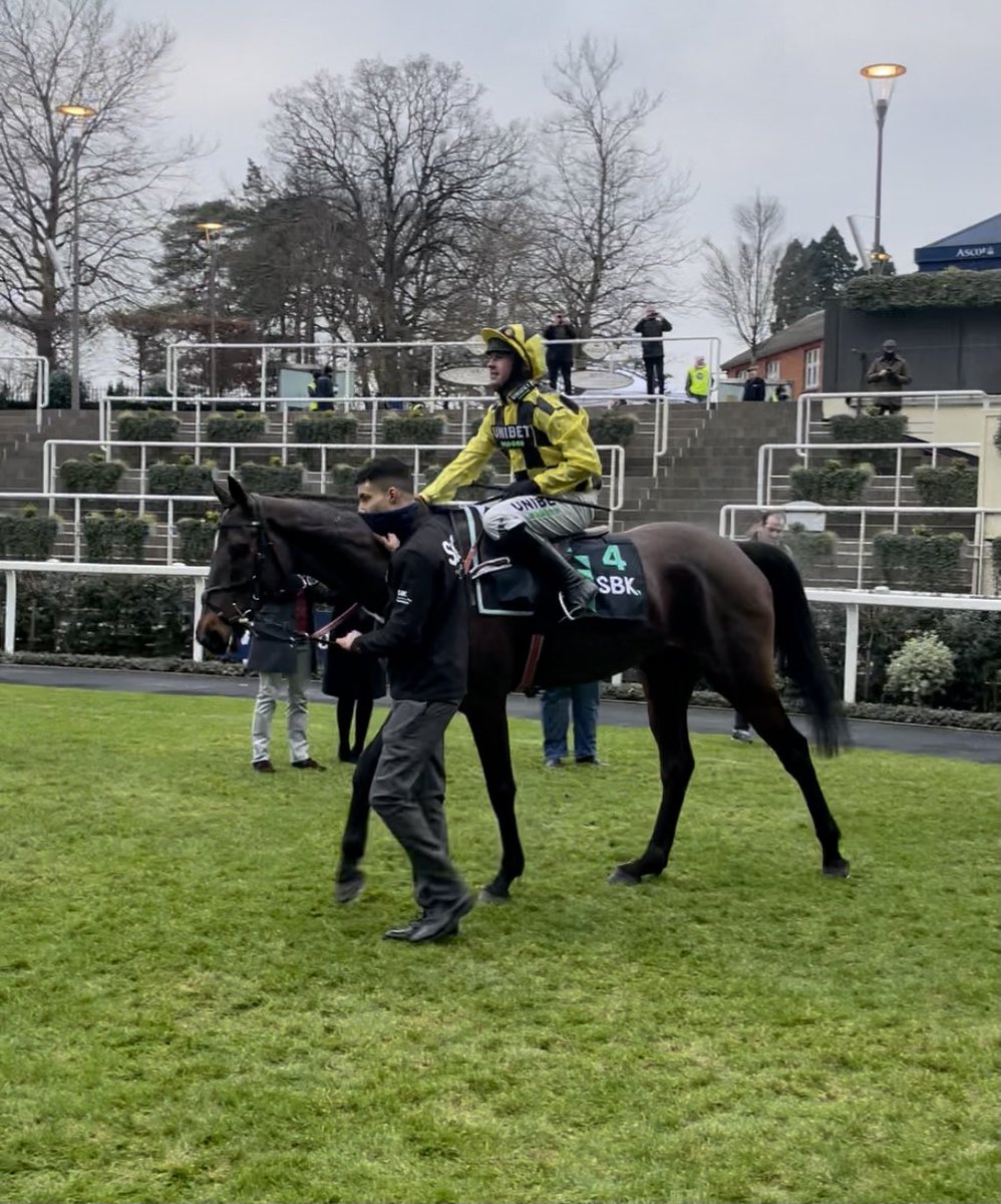 WHAT A RACE!! 💥Shishkin💥Battles it out to take the Grade 1 Clarence Chase <a href="/Ascot/">Ascot Racecourse</a> for trainer <a href="/sevenbarrows/">Nicky Henderson</a> &amp; owner Mrs J Donnelly. Sold at the 2018 #CheltenhamDecember Sale by <a href="/venglish68/">Virginia Considine</a> to <a href="/agentbloodstock/">Highflyer Bloodstock</a> for £170,000. Congratulations to all connections 🥂