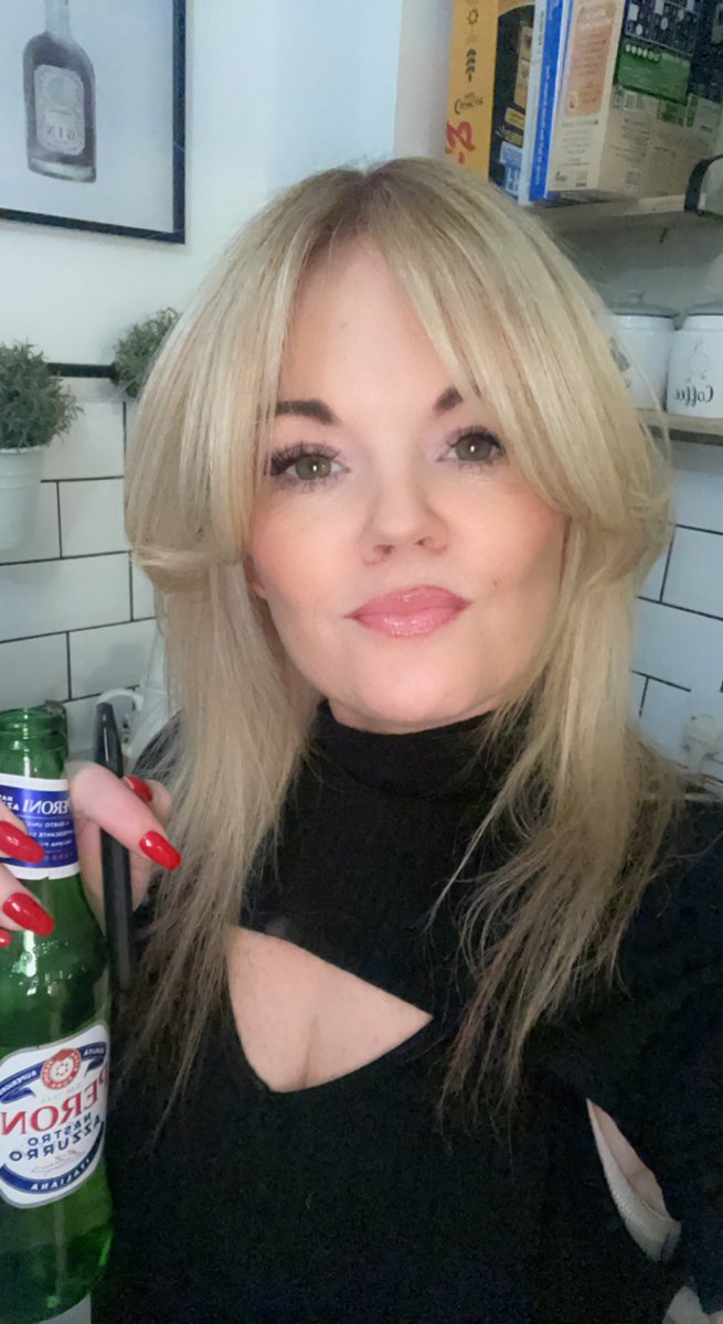 Rebeccapc82's tweet image. Not smoked for a week now..this will be my 1st drink without 1, bought myself a little vape  though til the worst is over with 🤞 I do it this time