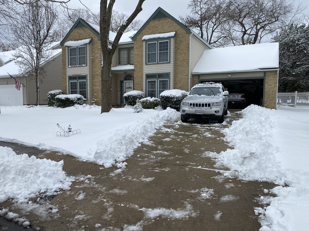davidspruell's tweet photo. Pre-shoveling and Post shoveling…easier after working out for the past 7 mos and dropping 48lbs.  #snowfit #snow2022 #vabeachsnow https://t.co/L52PxmHrPq