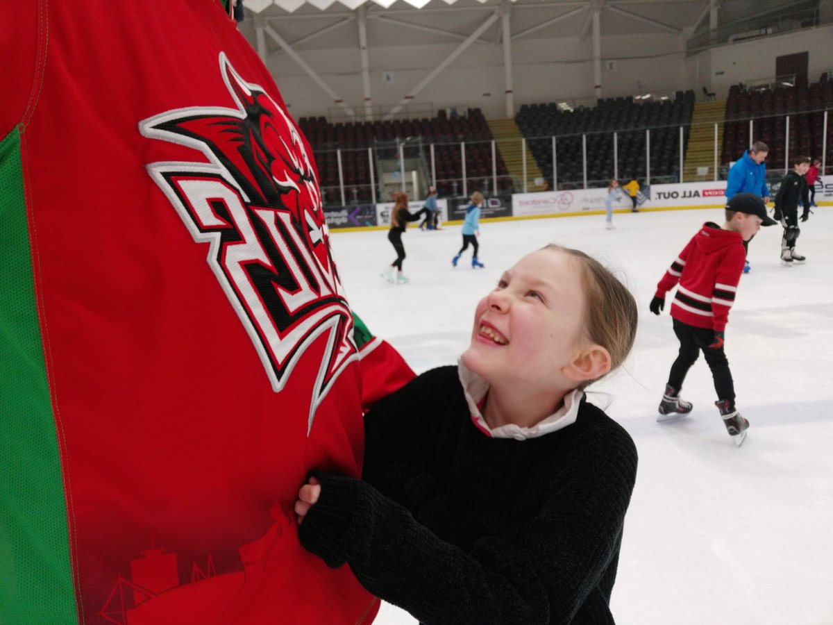 tvenn's tweet photo. Fun on the @cardiffdevils ice with my little devil. Love our daddy daughter ice time, even if she does try to knock me down ππͺ#lookatthatsmile #icetime #devilfamily #daddydaughtertime https://t.co/5oVb2FpCF8