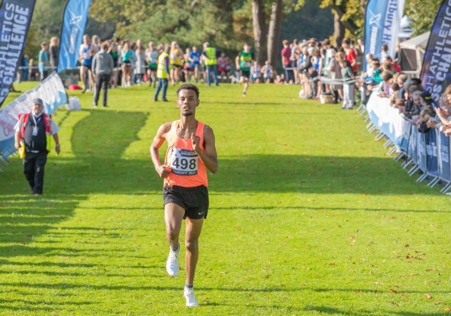 Congratulations to Zakariya Mahamed on winning the @AthleticsNI International Cross Country in Belfast today 👏

We look forward to having him and brother @Mahamed1920 racing with us in March.