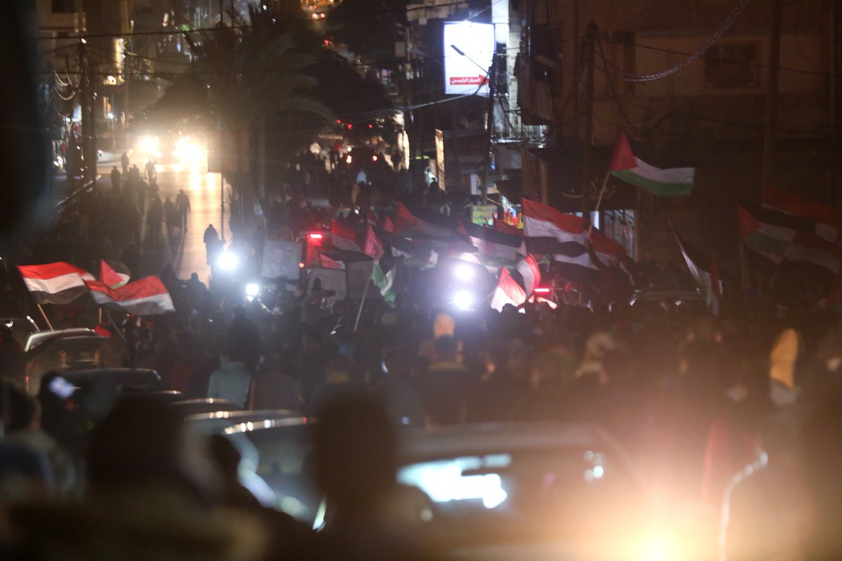 Filistin Yemen için ayakta. 

ABD-İsrail-Suud koalisyonu Yemen'in Saada şehrine düzenlediği hava saldırısında içlerinde çocukların da bulunduğu 70'ten fazla sivili katletti. Bütün dünya 3 maymunu oynarken Gazze'de Yemen'e destek gösterileri düzenleniyor.