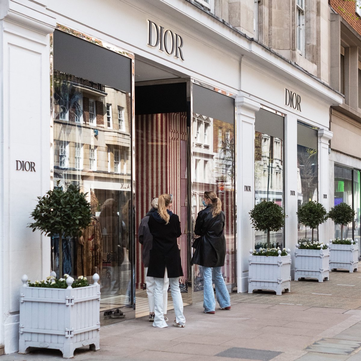 SloaneStreetSW1's tweet photo. From personal shopping consultations catered to your needs, to creating your unique #ABCDior product with an expert, step into the world of @Dior at 31 #SloaneStreet. Visit the link to book your in-store service: https://t.co/FuRHlDIKak #LuxuryShopping #Chelsea https://t.co/3fptVk6YoR