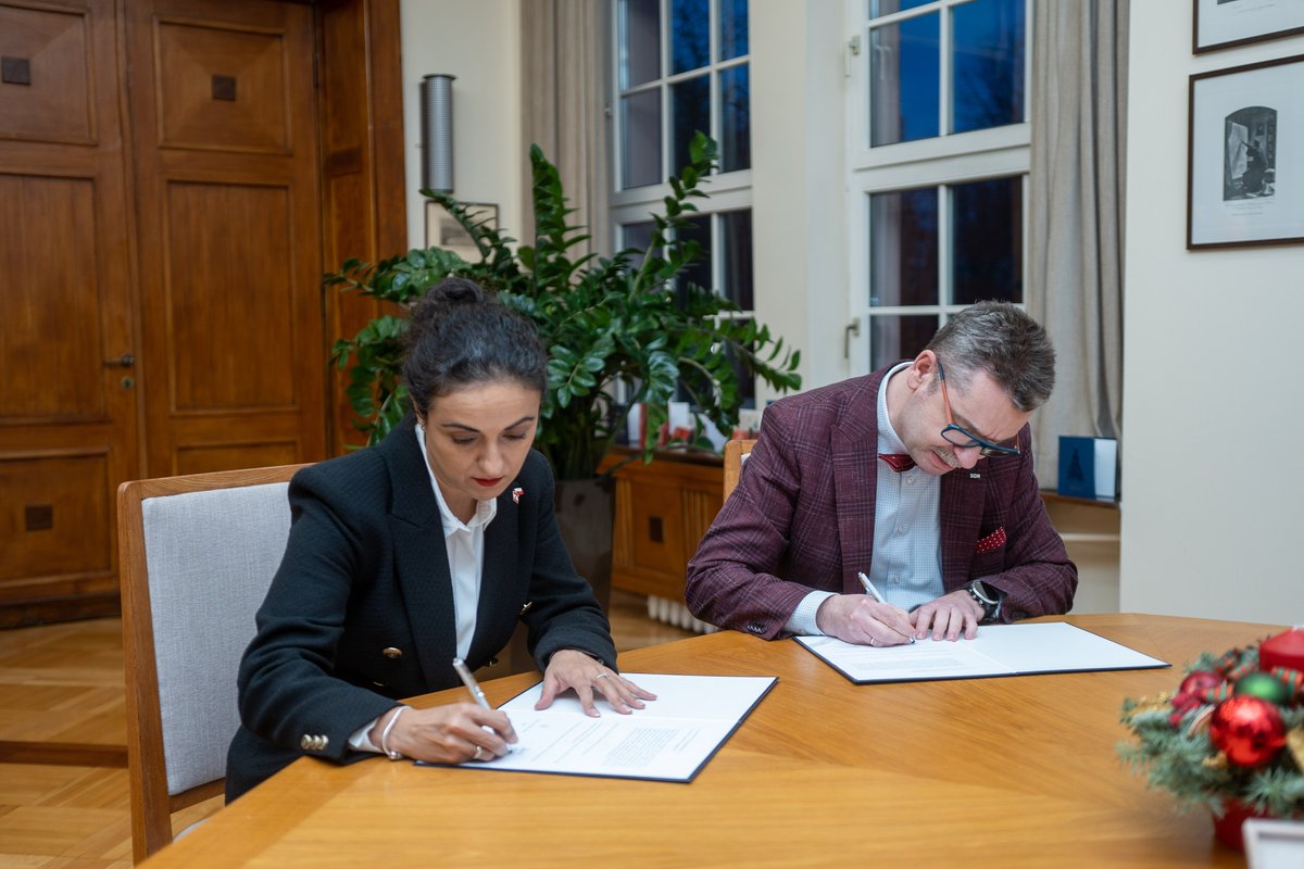 The Polish-Canadian Chamber of Commerce (PCCC) and the Warsaw School of Economics (SGH) signed a cooperation framework agreement with the Canadian Executive MBA postgraduate program offered at SGH. Under the agreement, PCCC became a strategic partner of the CEMBA program.