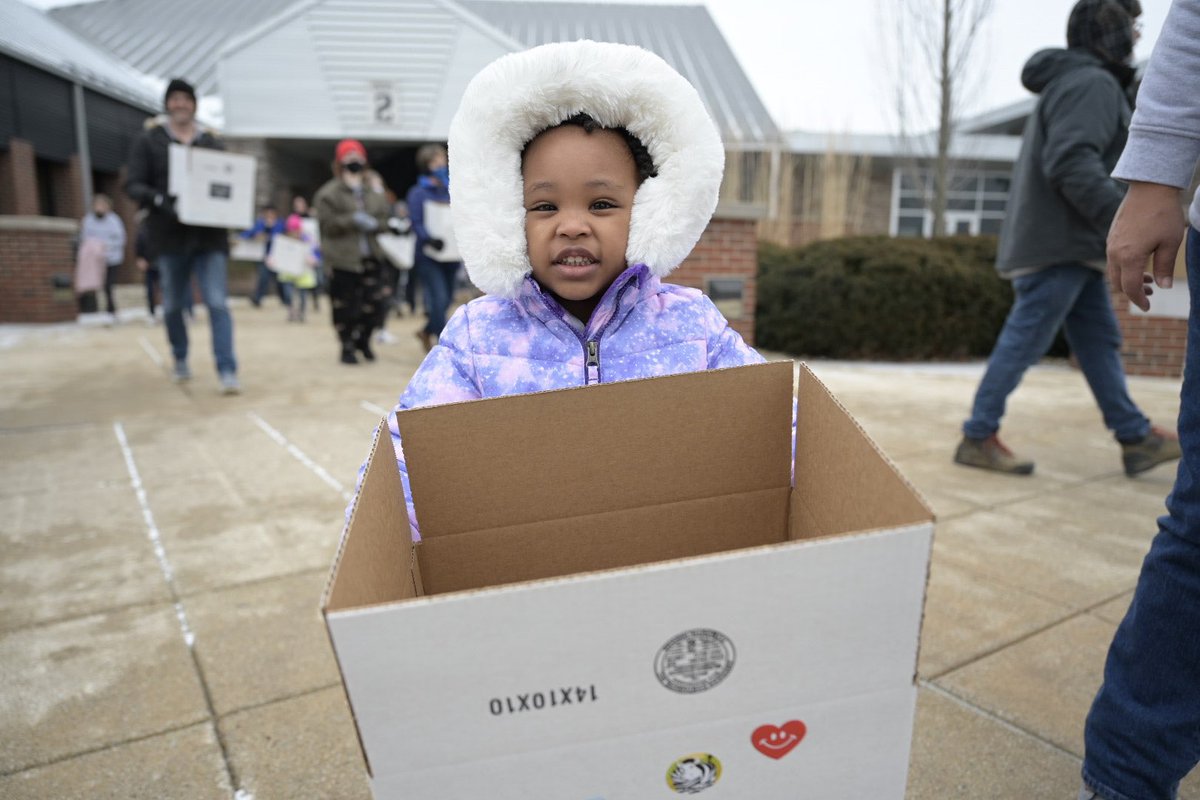 grangerchurch's tweet photo. This morning over 1000 volunteers came out to our Granger and Elkhart campuses to help pack and load 97,000 lbs. of food that is being distributed all across the Michiana area. Thank you all who came out to serve this morning! #fooddrop22 #bethechurch https://t.co/7oLYDQ6PKA