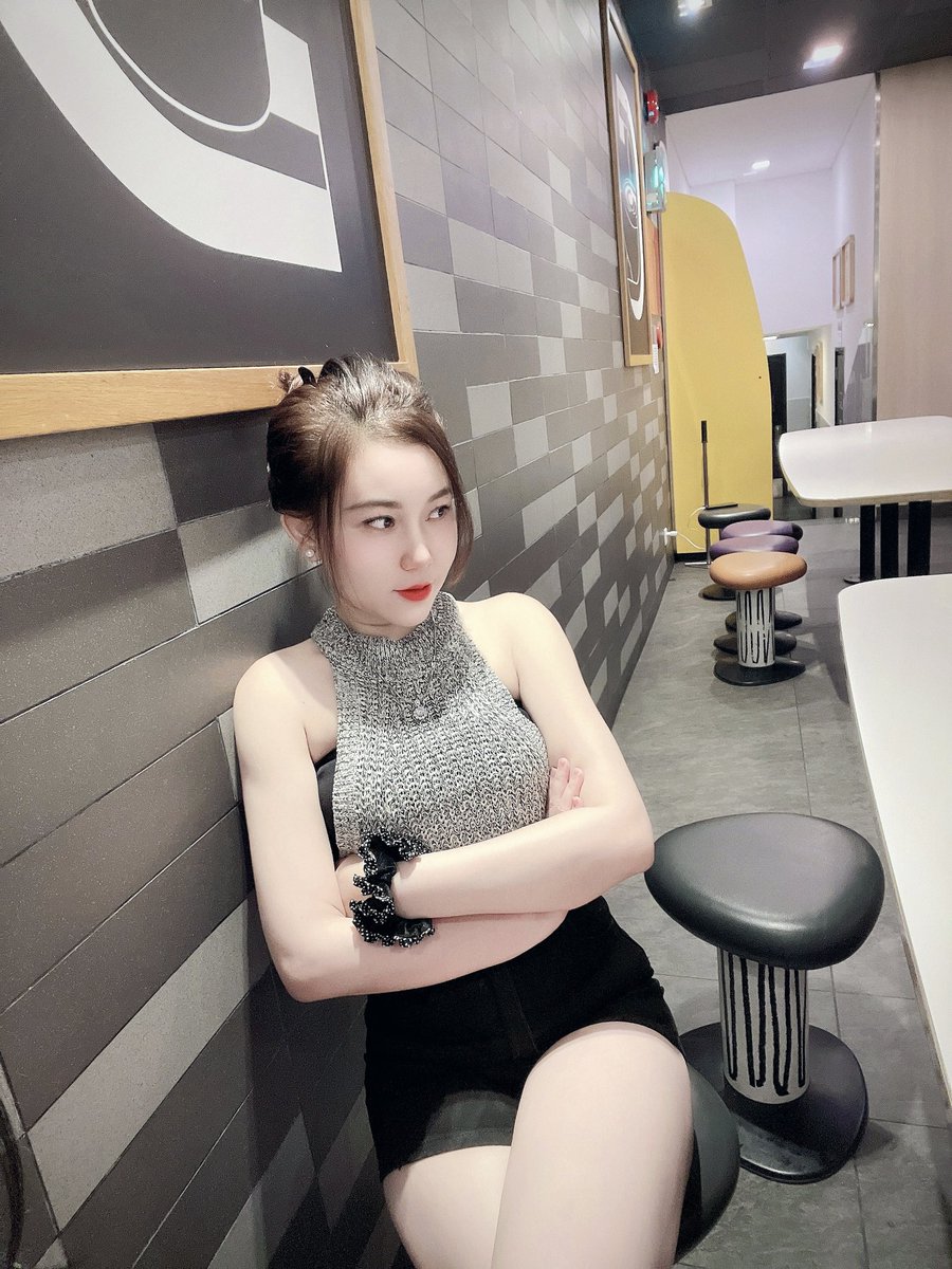 nauy_s's tweet photo. Ba ngàn con sông
Em chỉ muốn uống một gáo nước
Thiên hạ vạn người 
Em chỉ muốn nắm tay anh❤️ https://t.co/ewIXdNjKLR