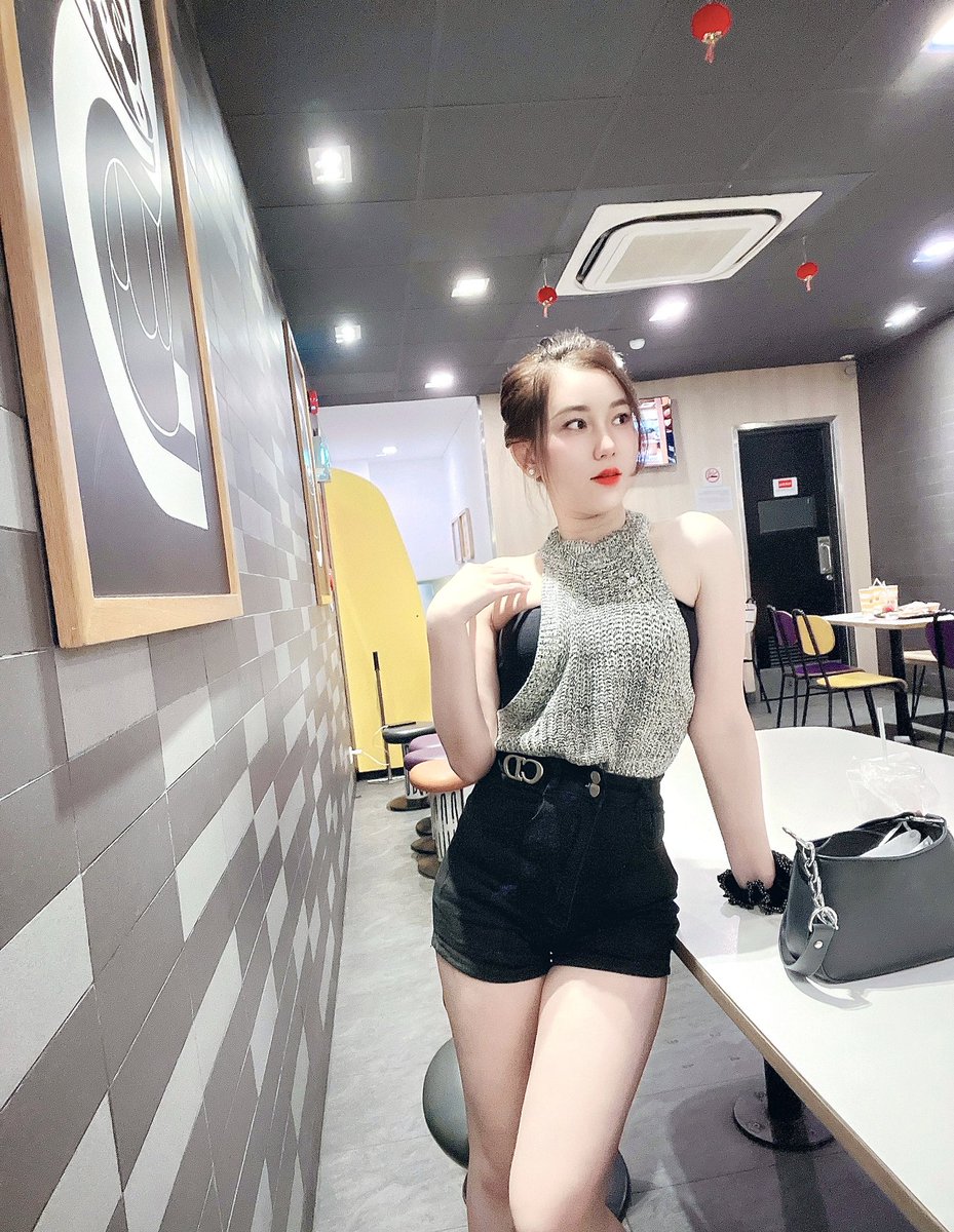nauy_s's tweet photo. Ba ngàn con sông
Em chỉ muốn uống một gáo nước
Thiên hạ vạn người 
Em chỉ muốn nắm tay anh❤️ https://t.co/ewIXdNjKLR