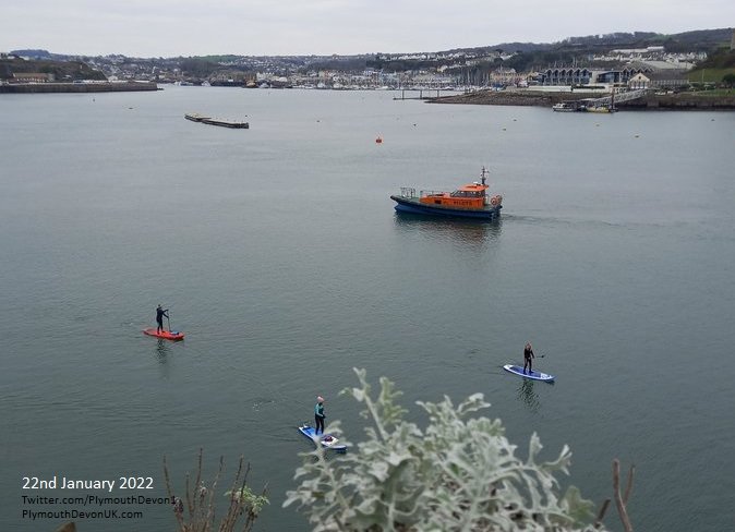 PlymouthDevon1's tweet photo. Pilot boat STAMFORD guiding Cargo vessel BEAUMOTION past some stand-up paddle boarders, & through Cattewater Plymouth this afternoon. #Plymouth #Beaumotion #Cattewater #Cargo #SUP #shipping #LiquidHighway #stamford #pilotlife https://t.co/423XyZ3KMr