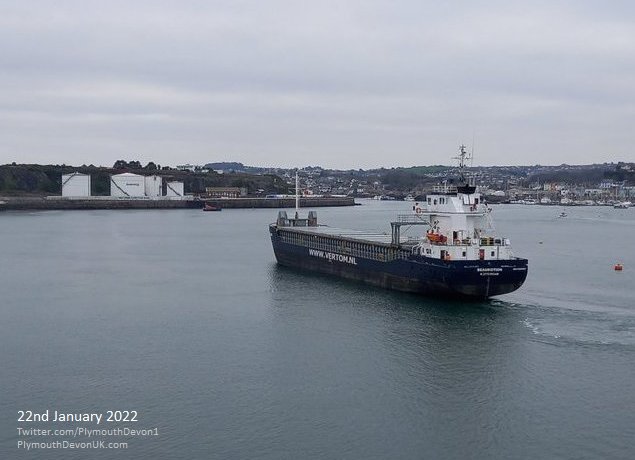 PlymouthDevon1's tweet photo. Pilot boat STAMFORD guiding Cargo vessel BEAUMOTION past some stand-up paddle boarders, & through Cattewater Plymouth this afternoon. #Plymouth #Beaumotion #Cattewater #Cargo #SUP #shipping #LiquidHighway #stamford #pilotlife https://t.co/423XyZ3KMr
