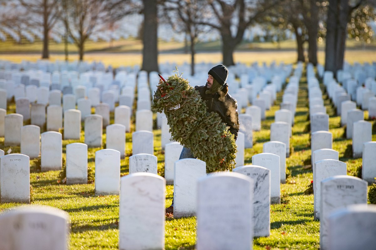 ArlingtonNatl's tweet photo. Thank you to all the volunteers who participated in this year’s Wreaths Out event. These dedicated volunteers withstood today's cold weather to ensure all 257,000 Wreaths Across America veterans' wreaths were removed in a dignified manner. 

#HonorThem

📸 Elizabeth Fraser https://t.co/NnOlZadTWs