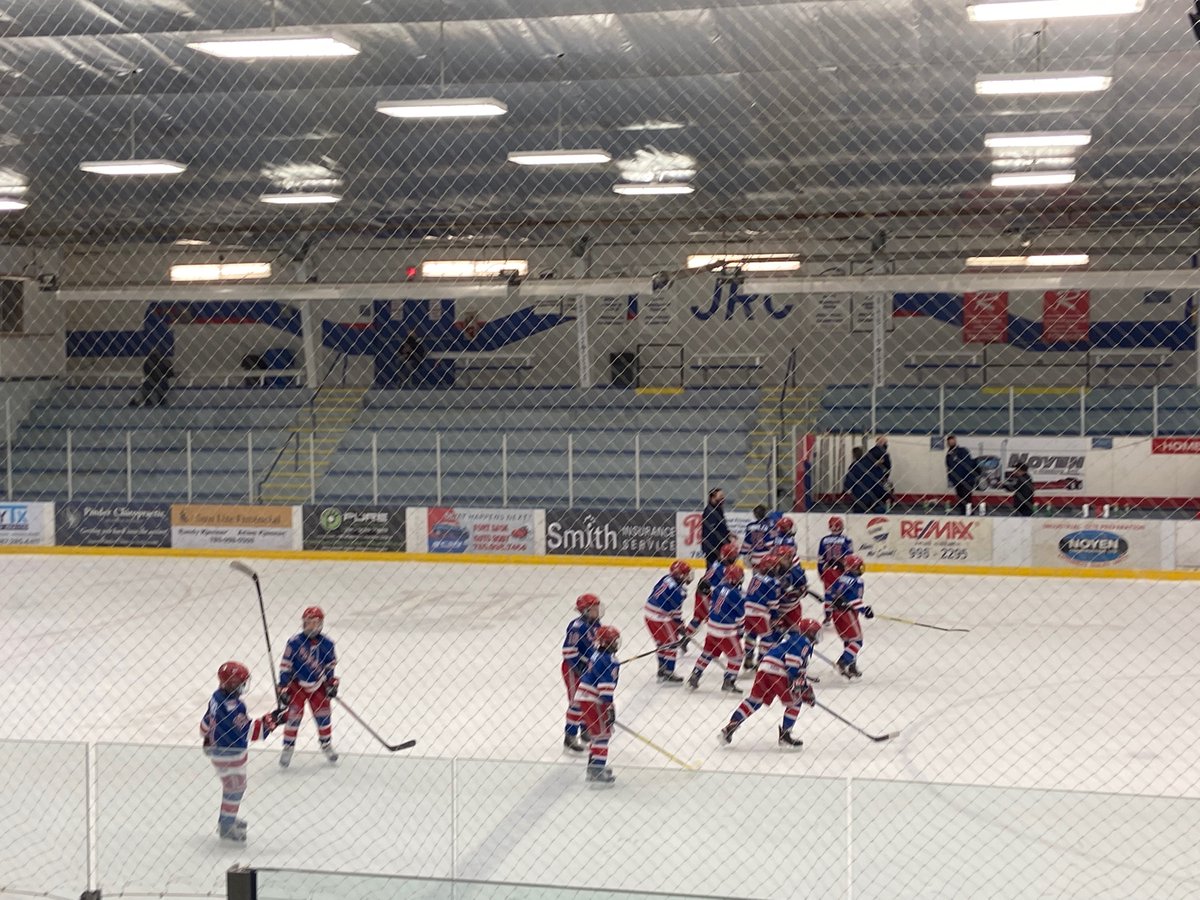 The U11AA Rangers back with a win! 
#redbuckets #homegamewin #letsgetdowntobusiness <a href="/RAChockey/">Rangers Athletic Club (RAC)</a>