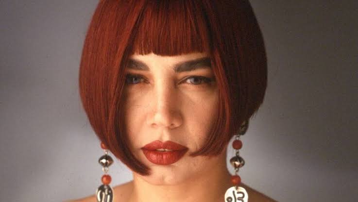 AVCI
Sen beni üzemezsin
Zaten çok üzgünüm
Nereye baksam acı
Nereye baksam acı
Ben avım sen avcı
Vur bakalım..

Sen beni sezemezsin
Dilimi ezemezsin
Nereye baksam acı
Nereye baksam acı
Kim yolcu kim hancı
Dur bakalım..

Beni öldüremezsin
Sesim, sazım, sözüm var benim
Ben()herkesim