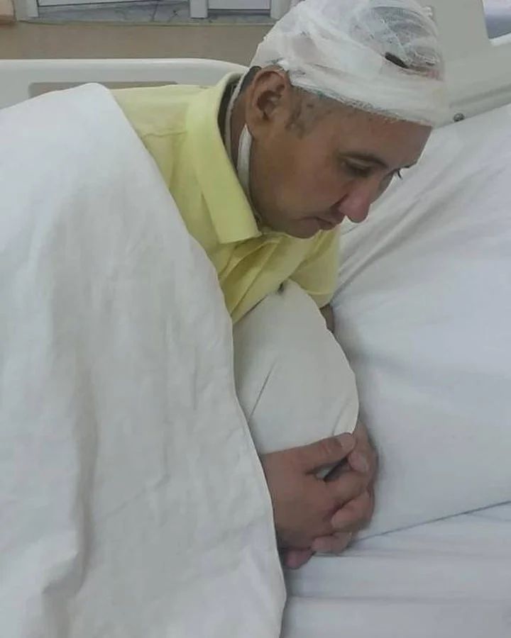 SimkaAktiv's tweet photo. HE'S ALIVE!
The man with the flag in #Almaty, carrying the flag of #Kazakhstan from under fire is Almaty activist Berik #Abishov. 
During his peaceful protest he was shot in the head and was in a coma all these days. He is awake now. Berik partially lost his memory. https://t.co/MO9VwbYUOA