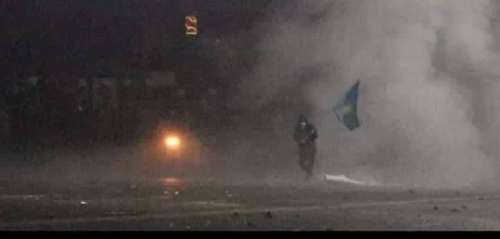 SimkaAktiv's tweet photo. HE'S ALIVE!
The man with the flag in #Almaty, carrying the flag of #Kazakhstan from under fire is Almaty activist Berik #Abishov. 
During his peaceful protest he was shot in the head and was in a coma all these days. He is awake now. Berik partially lost his memory. https://t.co/MO9VwbYUOA