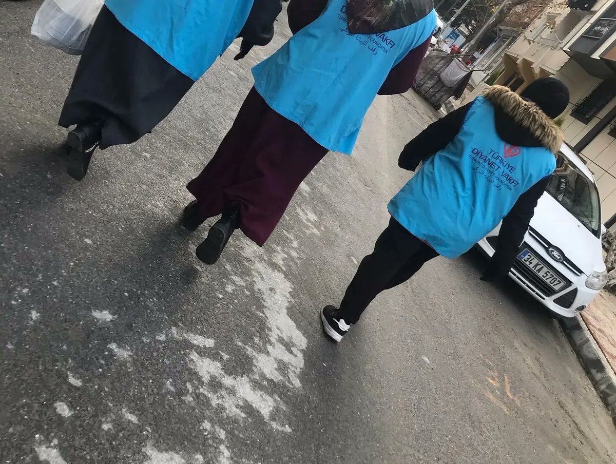 Bağcılar’da Sokak Hayvanları İçin Mama ve Su Bırakıldı

Türkiye Diyanet Vakfı (TDV) Bağcılar Hanım Gönüllüleri ve Kazım Karabekir Kur'an Kursu Öğrencileri Bağcılar’da Sokak Hayvanları İçin Mama ve Su Bıraktı.