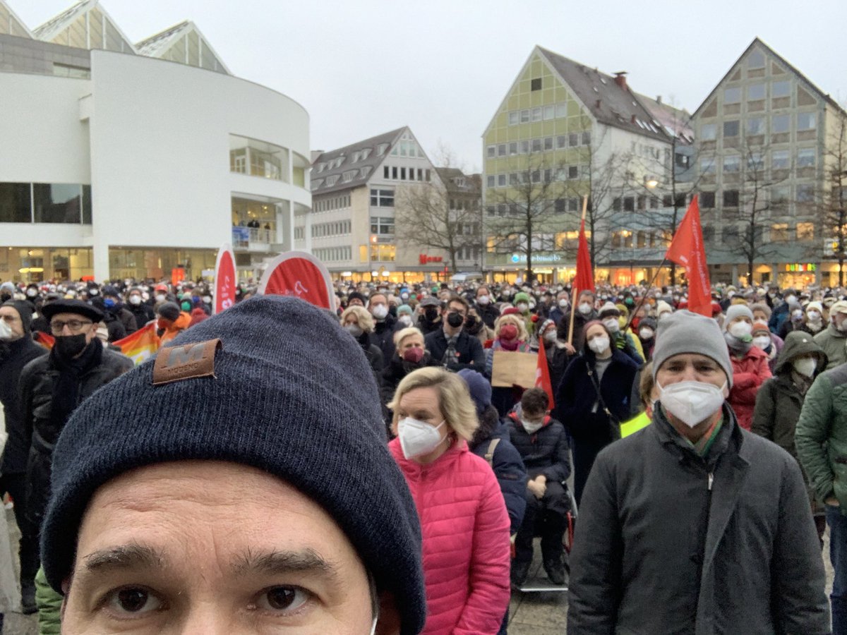 DocHantel's tweet image. Kundgebung gegen #Impfleugner und #“Corona-Spaziergänge“ in #Ulm. Riesige Menge, deren Erscheinen hier hoffnungsfroh stimmt.