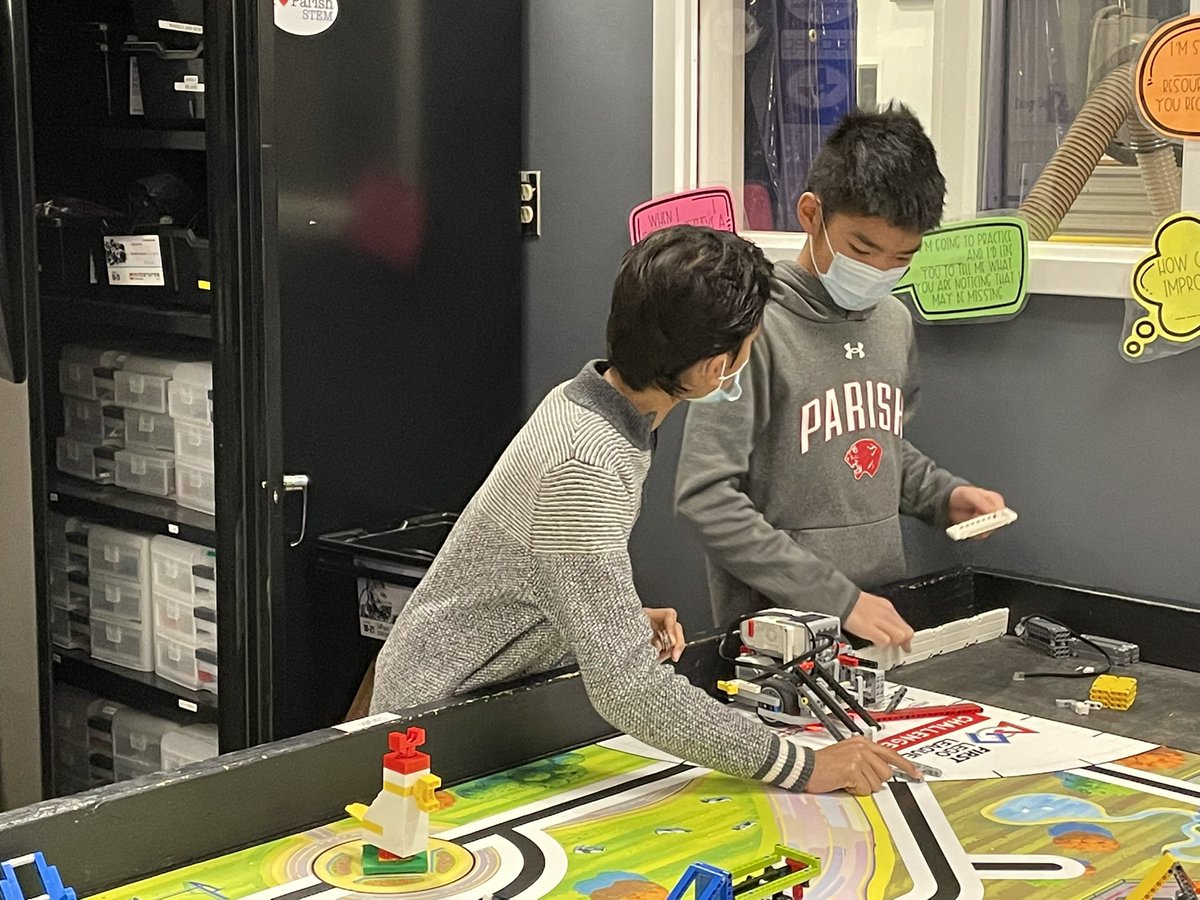 JMakins79's tweet photo. @parishepiscopal @RoverChallenge aren’t the only kids knocking around the #DesignDen on the weekend! MS #robotics is getting ready for @FIRSTinTexas comp next weekend! #parishstem @MegWilliams_Edu https://t.co/jXZbdiq1qY