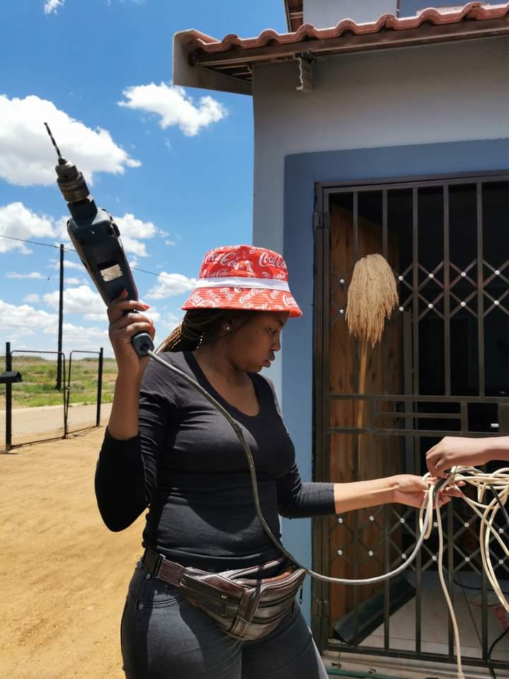 KasiEconomy's tweet photo. She installs solar systems for a living!!! https://t.co/AWJQDVanar