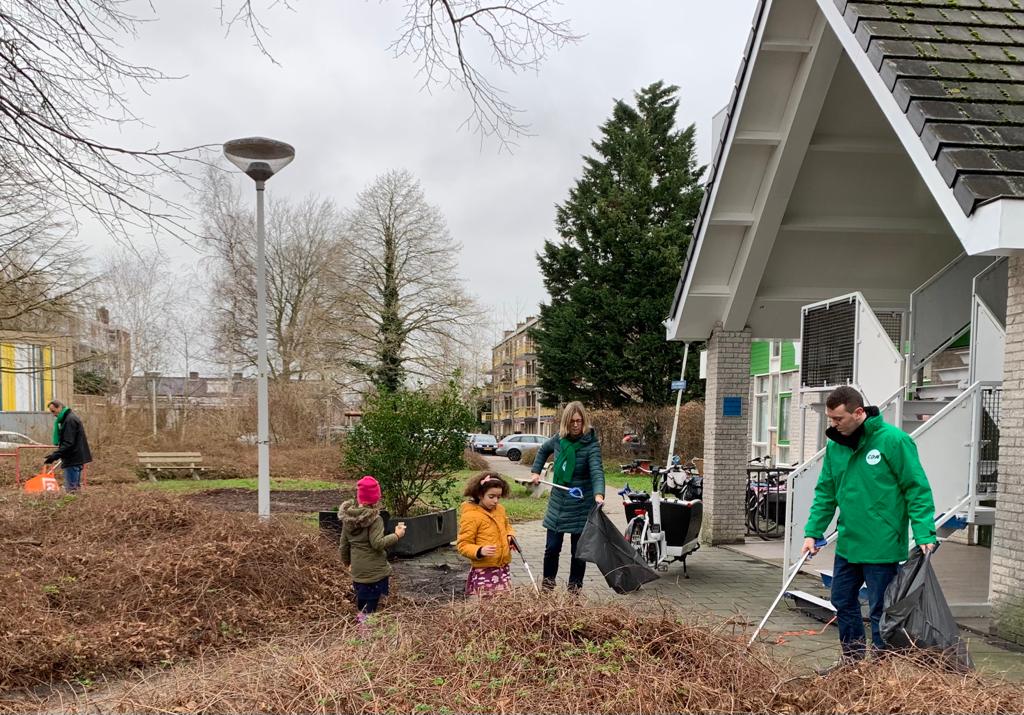 CDA_Leiden's tweet photo. Het CDA maakt zich hard voor schone wijken🌱! Daarom hebben wij vandaag troep opgeruimd in de wijk Roomburg - Meerburg! Zelfs onze jongste aanwas stond te trappelen om te helpen 😄 https://t.co/5iUh9YgawZ
