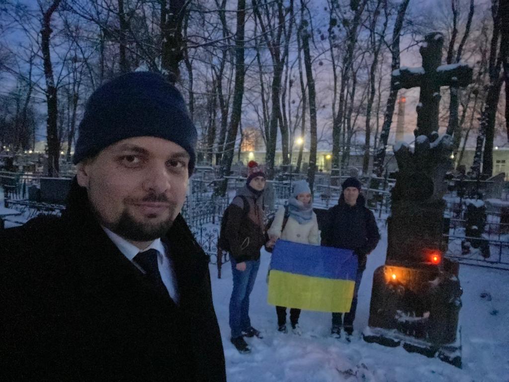 Geroika's tweet photo. Навідали могили видатних українців на Лук'янівському цвинтарі. Трохи прибрали, помолилися, поставили лампадки. https://t.co/I8if7TxlrF