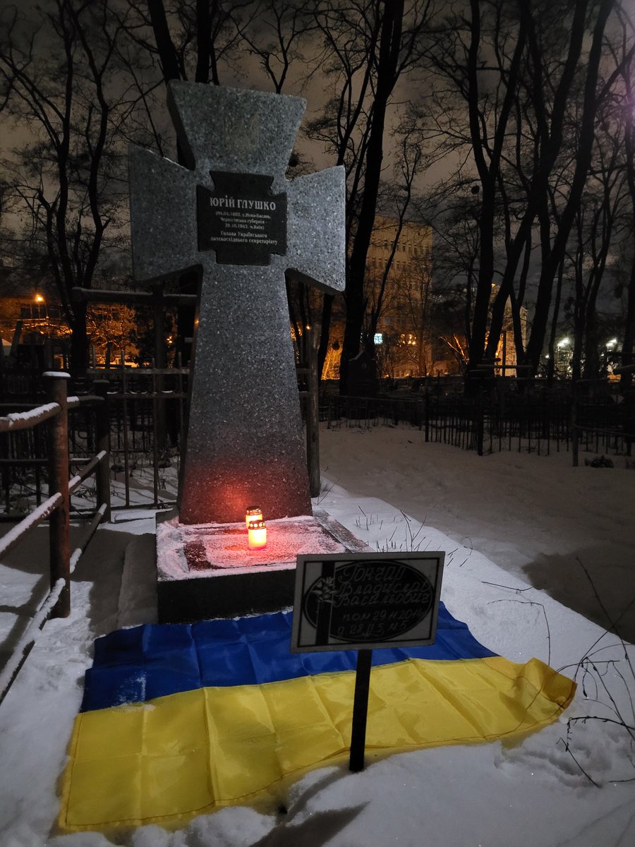 Geroika's tweet photo. Навідали могили видатних українців на Лук'янівському цвинтарі. Трохи прибрали, помолилися, поставили лампадки. https://t.co/I8if7TxlrF