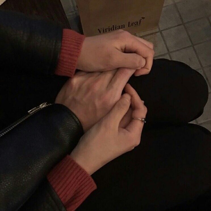 1bae__'s tweet image. Hug hands.