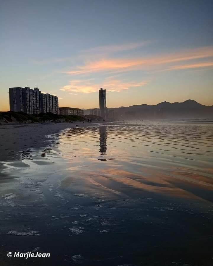 MarjJYoung's tweet photo. Sunrise at Strand beach 🌊🌅 https://t.co/tGmRDGqAzf