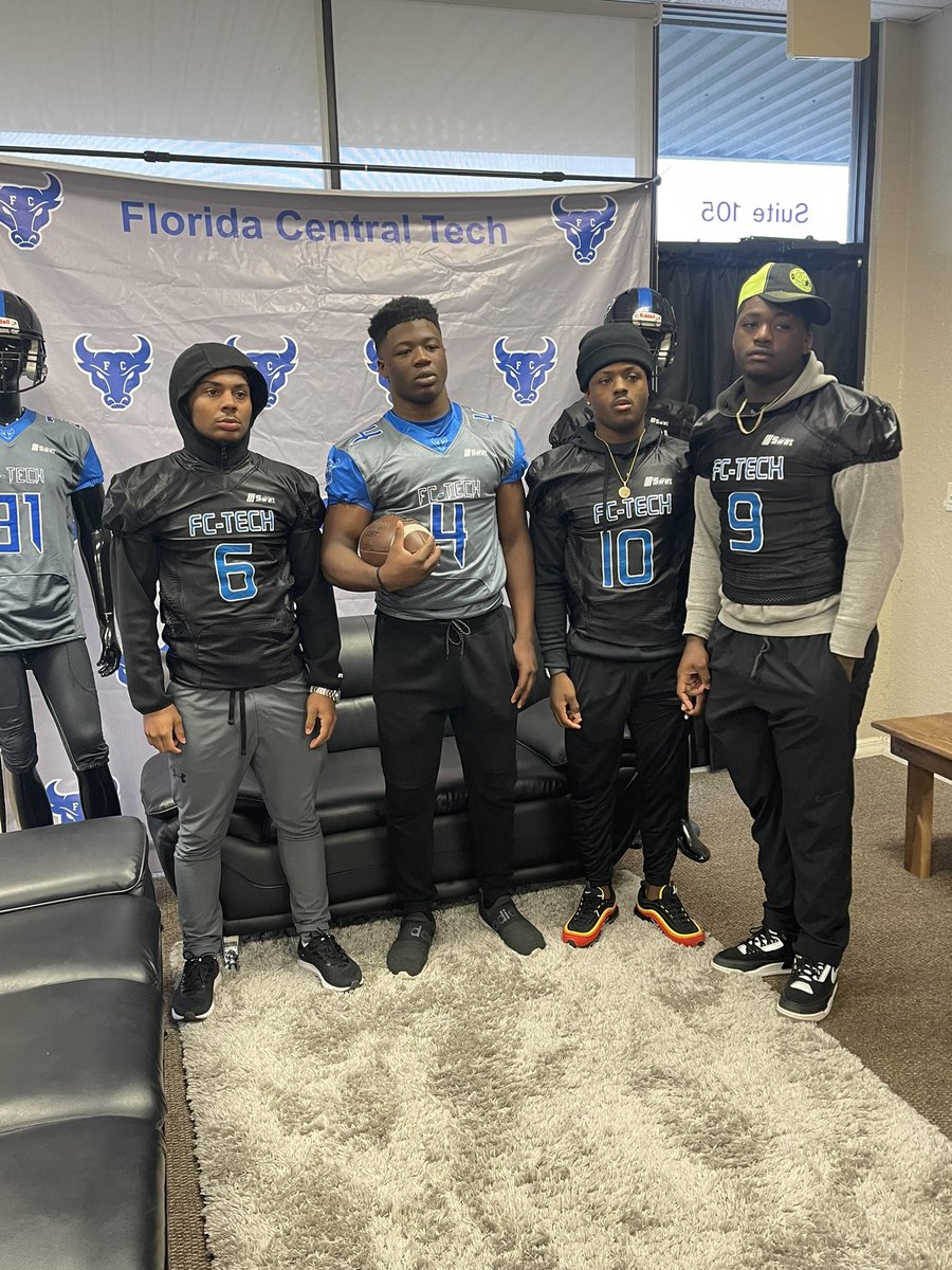 fctechfootball's tweet photo. Run with the Bulls 2022 ⚪️🔵 #Wenotplaying #FCTech @CoachTaylorFCT @Bullsmediapage @wright_woody @Tru_Dat2 @CoachJeremiah https://t.co/VtQA6tLs6v
