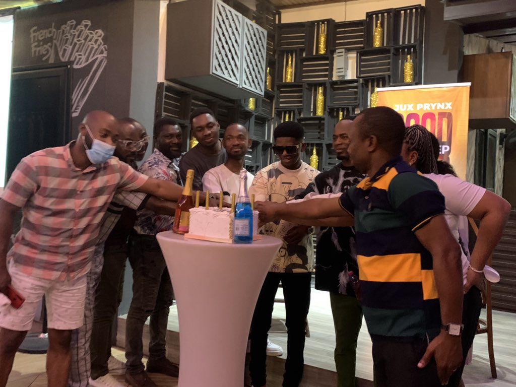 Vbuqsworld's tweet photo. Cutting of cake to officially unveil & celebrate 🎉 the “Good News Ep” Listening Party with Music Artiste @JuxPrynx at the Cockpit Bar & Lounge in Osu ✊🏽
#GoodNewsEp #Vbuqs https://t.co/gR3CWJnTsD