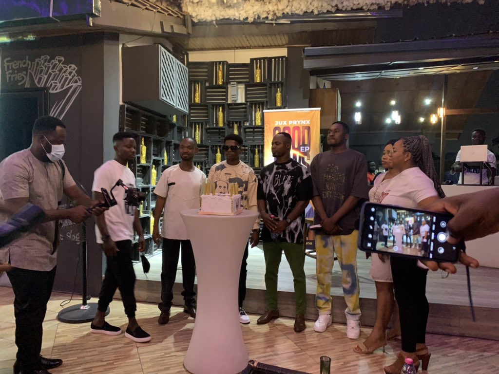 Vbuqsworld's tweet photo. Cutting of cake to officially unveil & celebrate 🎉 the “Good News Ep” Listening Party with Music Artiste @JuxPrynx at the Cockpit Bar & Lounge in Osu ✊🏽
#GoodNewsEp #Vbuqs https://t.co/gR3CWJnTsD