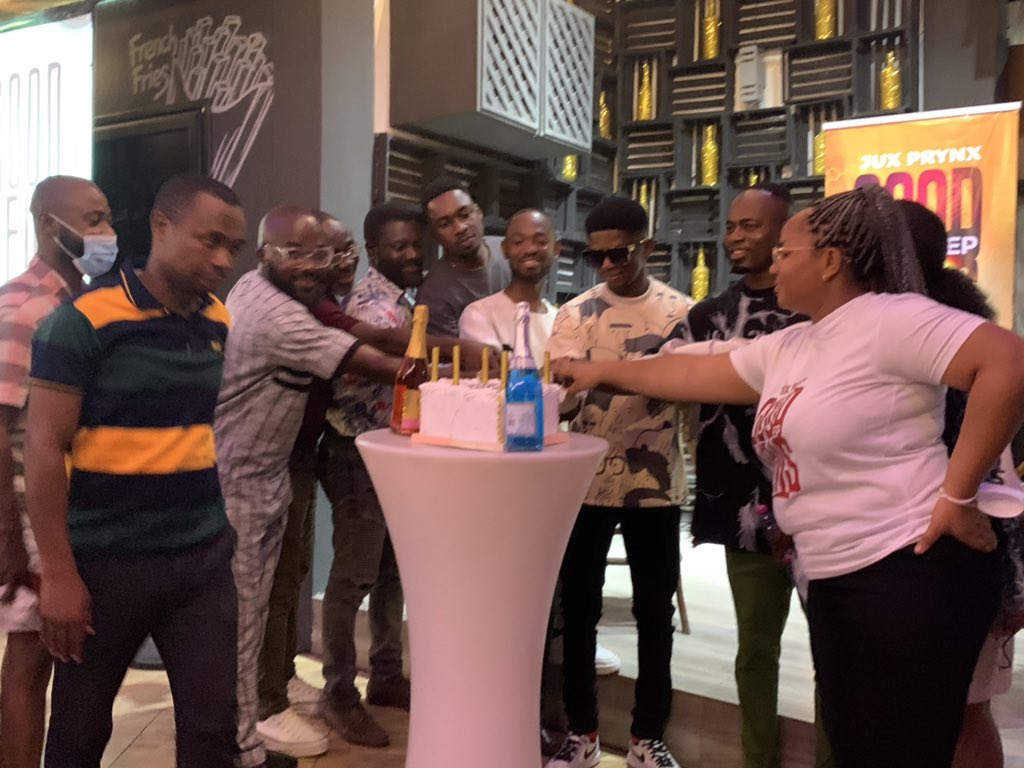 Vbuqsworld's tweet photo. Cutting of cake to officially unveil & celebrate 🎉 the “Good News Ep” Listening Party with Music Artiste @JuxPrynx at the Cockpit Bar & Lounge in Osu ✊🏽
#GoodNewsEp #Vbuqs https://t.co/gR3CWJnTsD