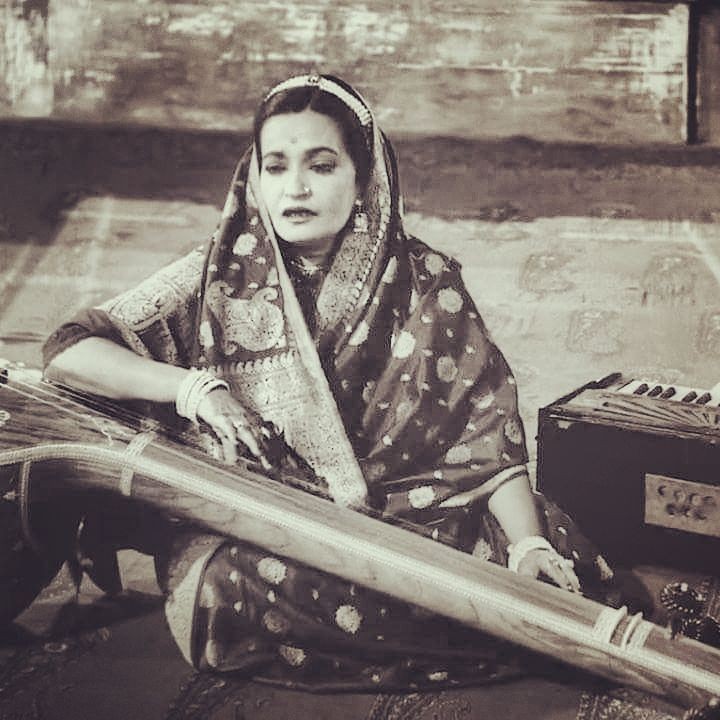 desidrapes's tweet photo. A beautiful picture of the legendary Begum Akhtar, wearing a #benarasisaree. Unfortunately, #powerloom replicas of Benarasis are taking over the market rapidly. Polyester is also mixed with silk in such pieces.
#savetheweave #benarasi #indantextiles #savehandloom
PC : Pinterest https://t.co/fbf3JL6S1J