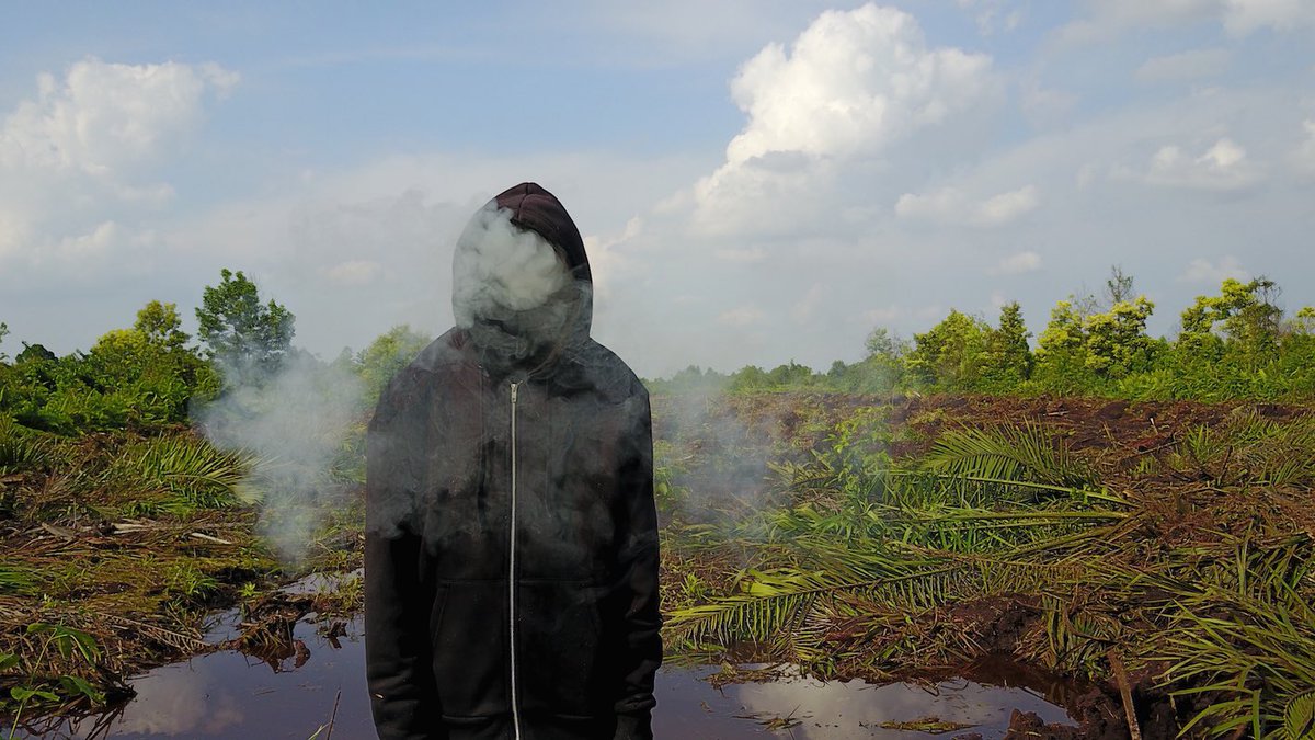 American artist #markjenkins in the peatlands of Riau #indonesia in 2017 raising awareness of the toxic haze from burning #PalmOil plantations #splashandburn