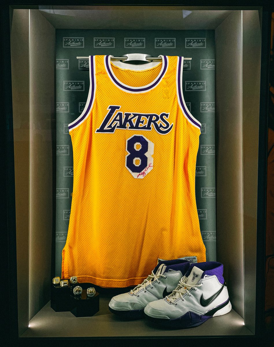 kobemurals's tweet photo. The Nike Kobe 1s from Kobe Bryant's 81 point game

At the Naismith Memorial Basketball Hall of Fame https://t.co/nxjxZmC4S6