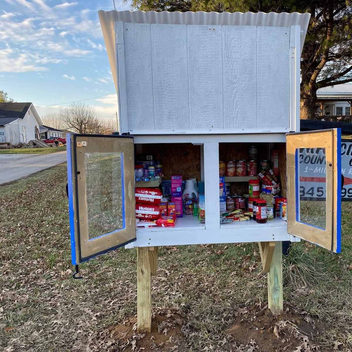 missbohobliss07's tweet photo. We officially got the neighborhood pantry built, up, &amp; running. Mrs M was so kind to let us put it in her yard (center of our town). Just another small way to make a difference in our tiny community... #givingback #Spreadingkindness #GiveHope #HelpYourNeighbors https://t.co/uPyuCTK2Fb